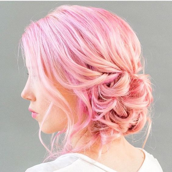 Розовые волосы: низкий пучок в зефирных оттенках