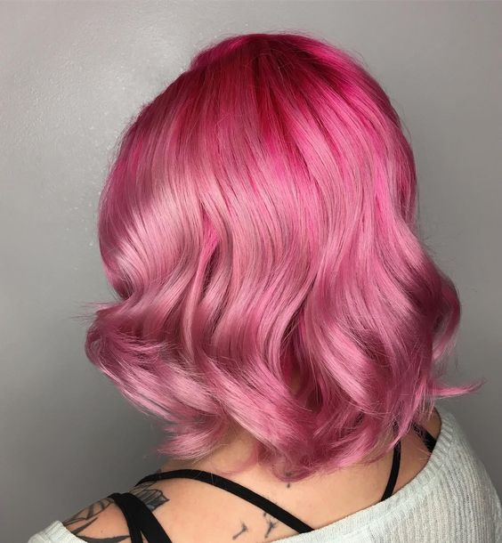 Розовые волосы: яркий объёмный волнистый боб-каре 