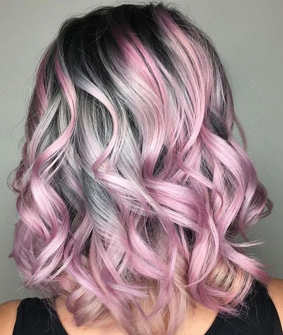 Розовые волосы: яркие пряди на серой основе