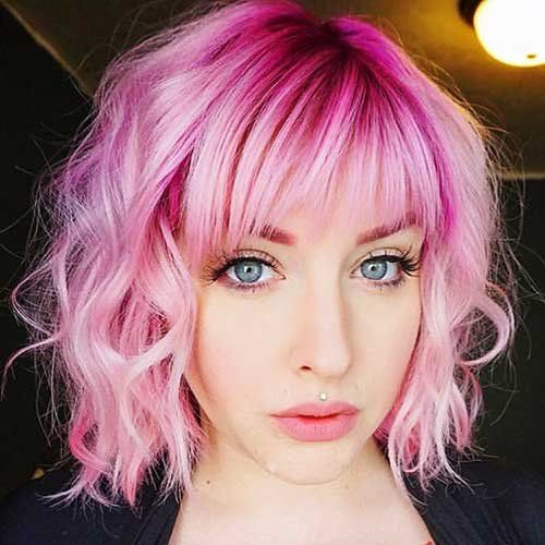 Розовые волосы: яркий оттенок для волнистого каре с рваной чёлкой