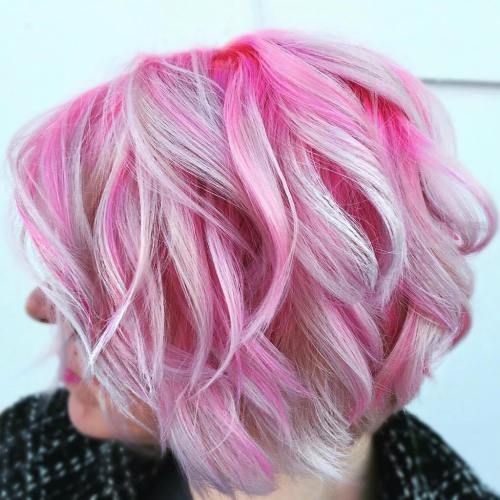 Розовые волосы: волнистый боб-каре с яркими и белыми прядями 