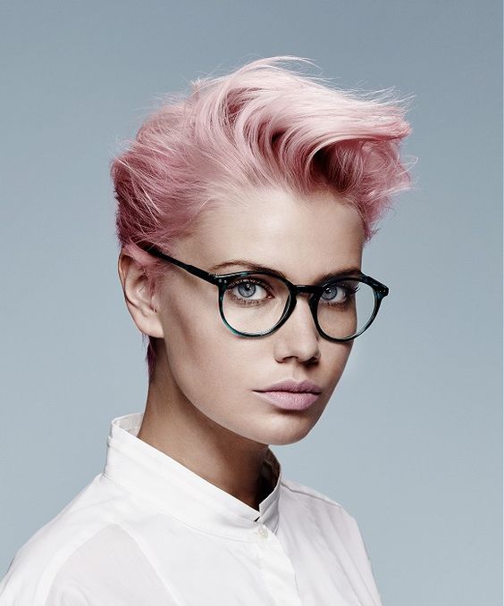Розовые волосы: короткая стрижка в приглушённом светлом оттенке