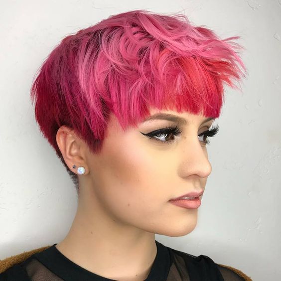 Розовые волосы: короткая стрижка с чёлкой в ярком оттенке