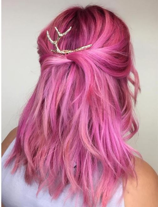 Розовые волосы: яркий оттенок для рваной стрижки средней длины