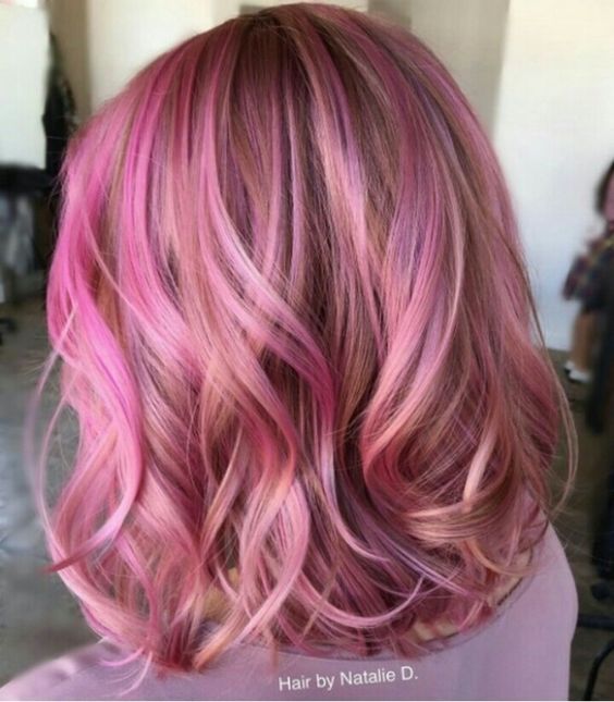 Розовые волосы: боб-каре с цветными прядями