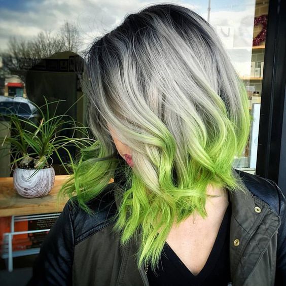 Серые волосы: длинный волнистый боб с зелеными кончиками
