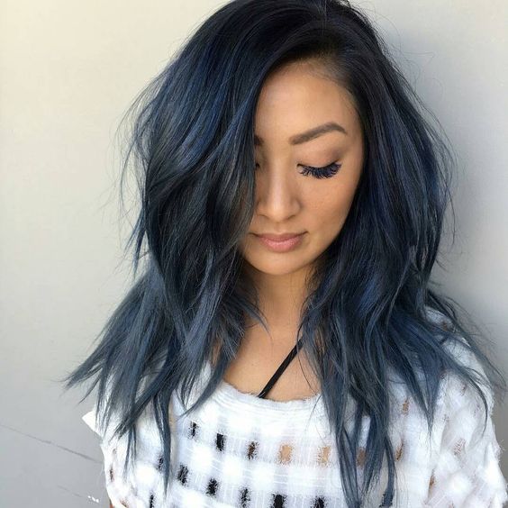 Синие волосы - длинные растрёпанные пряди приглушённого серо-синего оттенка