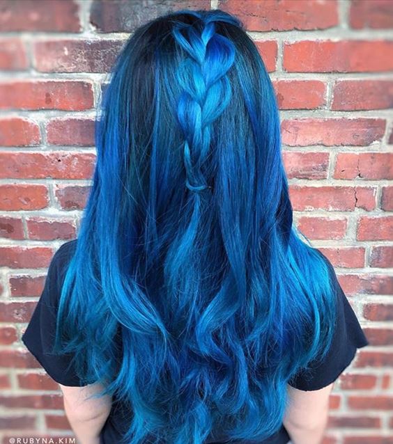 Синие волосы - голубой цвет для брюнеток с косичкой