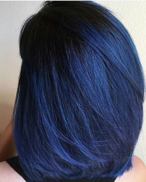 Синие волосы - длинный гладкий боб-каре 