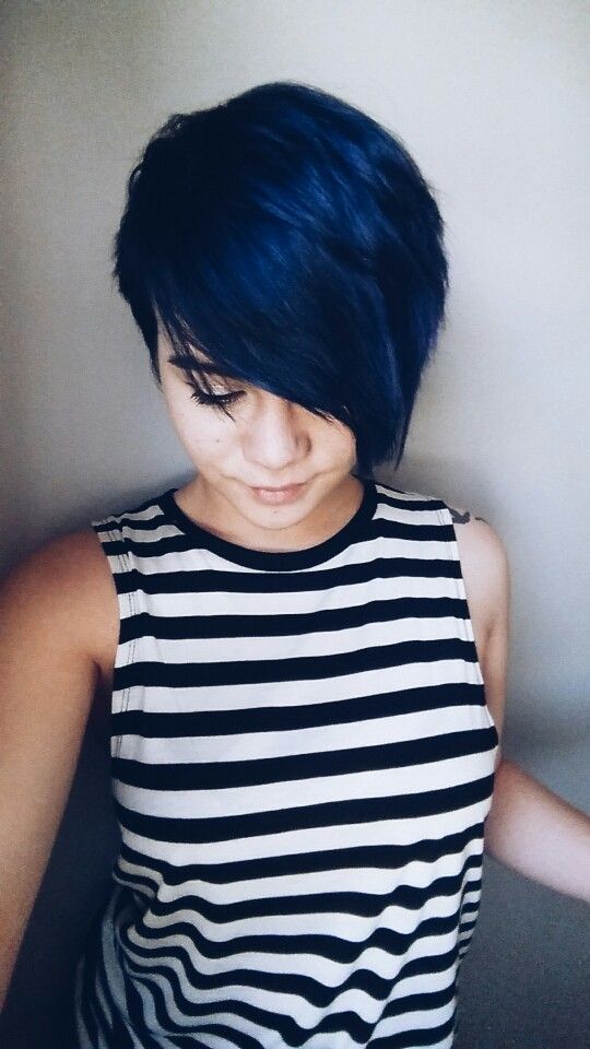 Синие волосы - короткая стрижка с длинной чёлкой