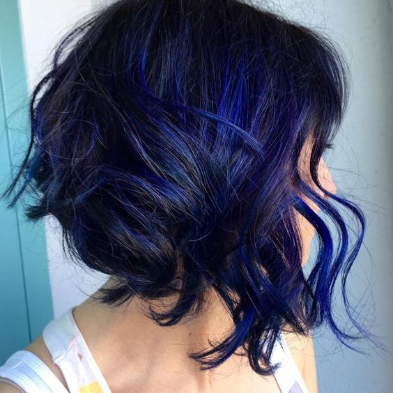 Синие волосы - яркий пряди для брюнеток с растрёпанными локонами