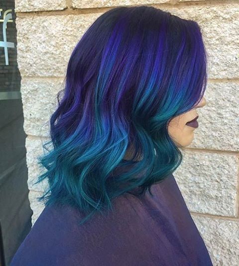 Синие волосы - средняя длина, омбре  с фиолетовыми и бирюзовыми прядями 