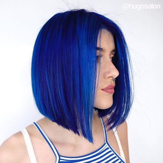 Синие волосы - асимметричный боб-каре королевского синего цвета