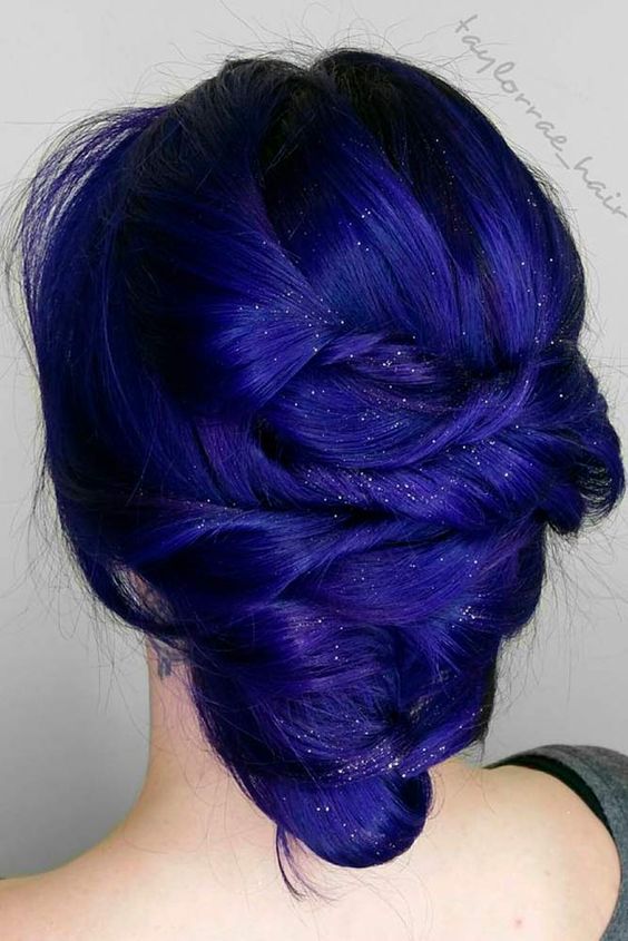 Синие волосы - лазурно-кобальновый оттенок с блёстками для вечерней причёски