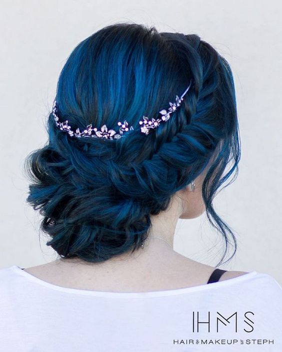 Синие волосы - лазурный оттенок для вечерней причёски с кристальной диадемой