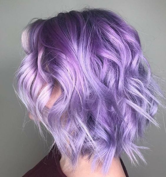 Сиреневые и лиловые волосы: яркий сиреневый боб-каре с растрёпанными локонами