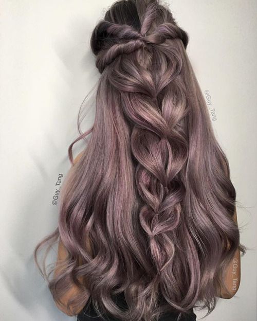Сиреневые и лиловые волосы: приглушённый пепельно-сиреневый цвет на длинных волосах с толстой косой