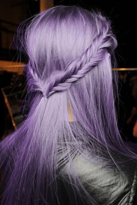 Сиреневые и лиловые волосы: яркие длинные волосы с французской косой