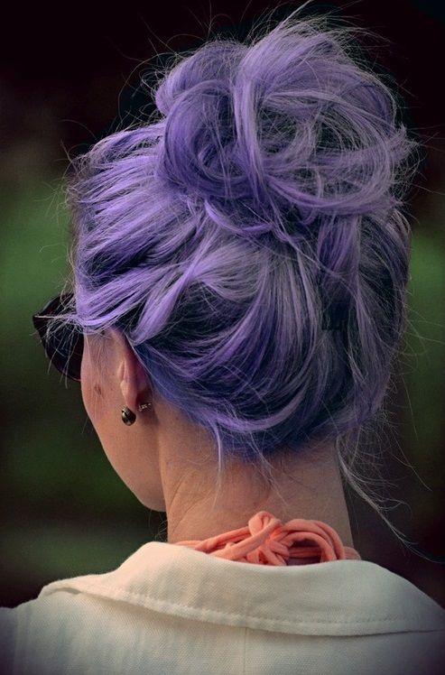Сиреневые и лиловые волосы: высокий яркий пучок