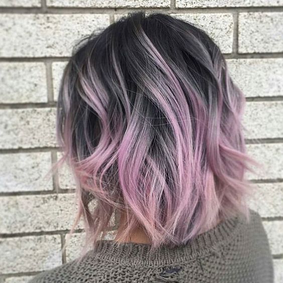 Сиреневые и лиловые волосы: пепельно-русый боб с цветными кончиками