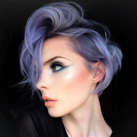 Сиреневые и лиловые волосы: короткая стрижка со светло-фиолетовыми прядями
