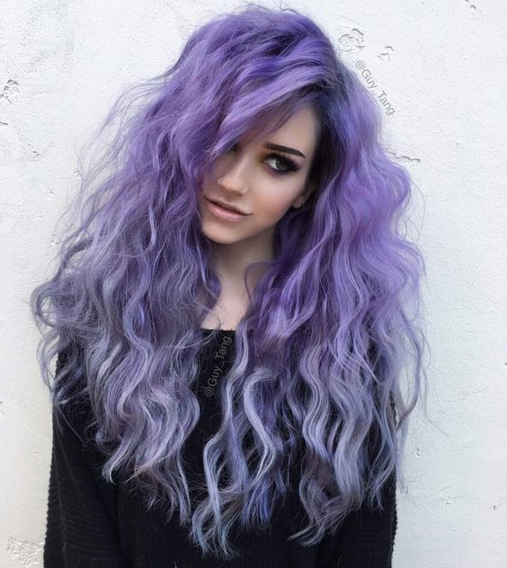 Сиреневые и лиловые волосы: густые светло-фиолетовые длинные локоны