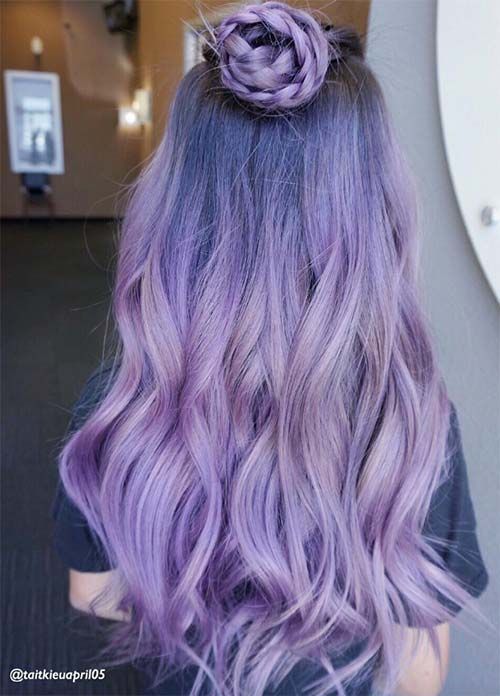 Сиреневые и лиловые волосы: длинные локоны с пучком-косой 