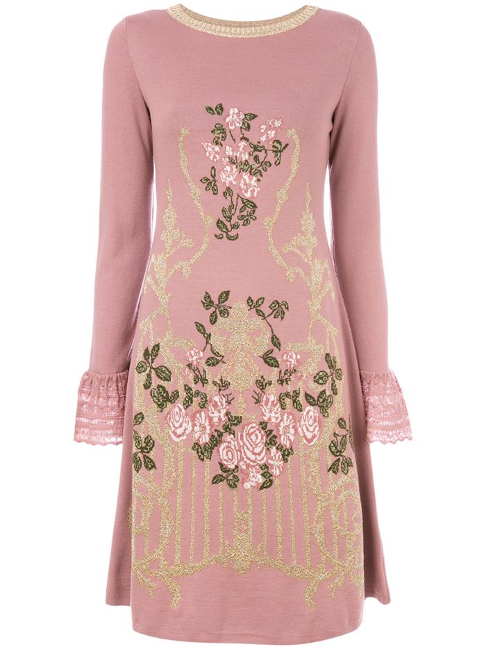Тёплые вязаные платья-свитер 2018 - розовое с цветочной вышивкой