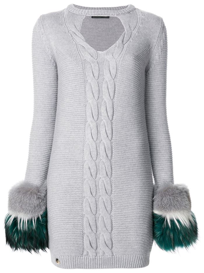 Тёплые вязаные платья-свитер 2018 - серое с косичками и меховыми рукавами