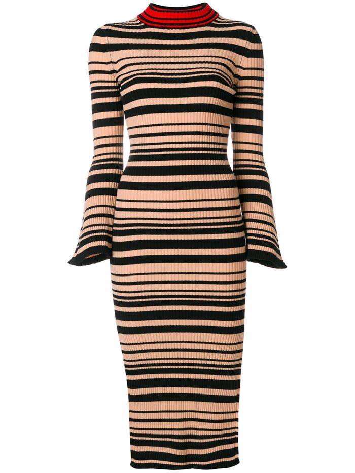 Тёплые вязаные платья-свитер 2018 - чёрно-бежевая полоска, расклешённые рукава и длина ниже колена