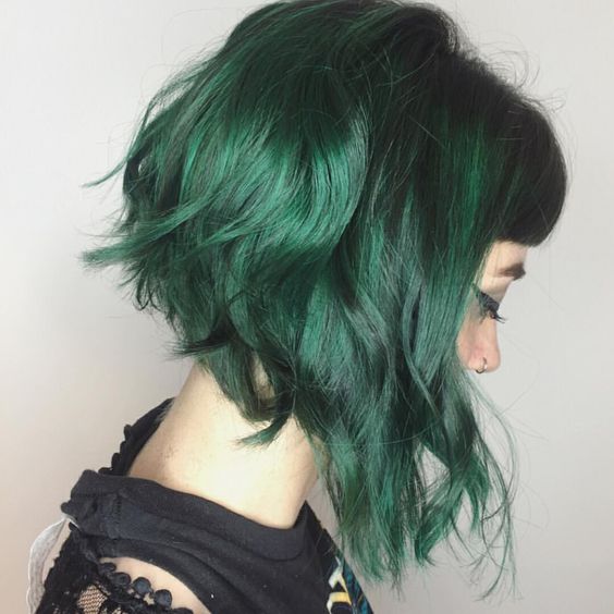 Зелёные волосы - асимметричное каре с лёгкими локонами