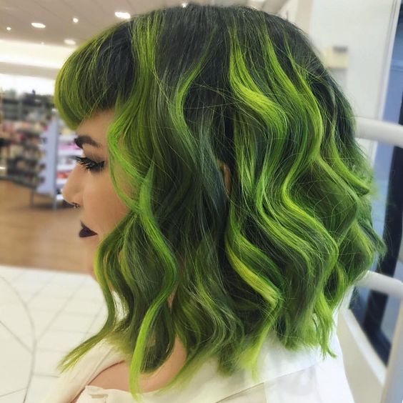 Зелёные волосы - боб-каре с чёлкой и локонами