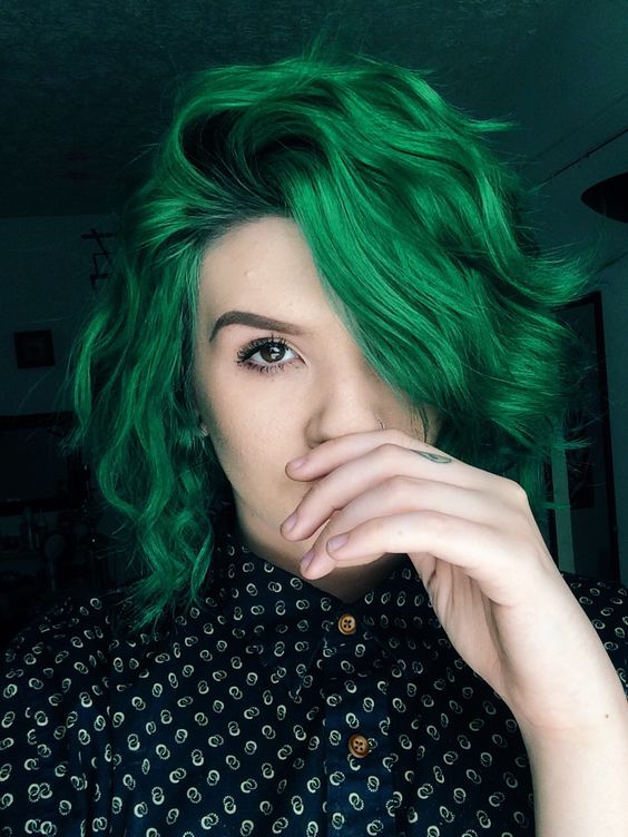 Зелёные волосы - короткий боб-каре с локонами