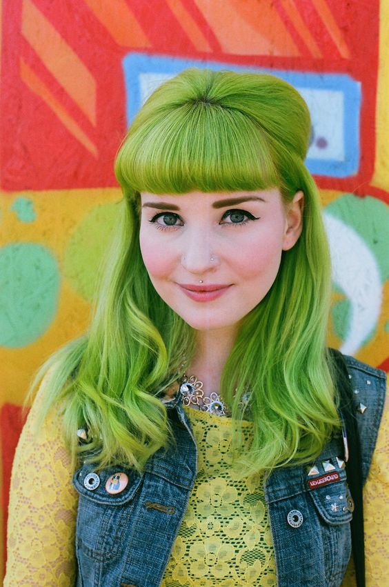 Зелёные волосы - салатовая "мальвина" с прямой чёлкой