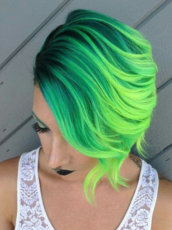 Зелёные волосы - короткий боб-каре в двух оттенках