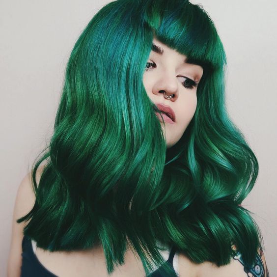 Зелёные волосы - средняя длина с густой короткой чёлкой