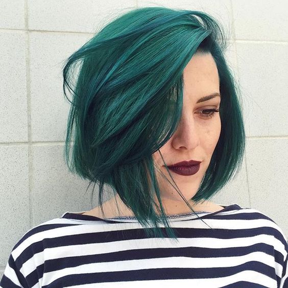 Зелёные волосы - идеальное сочетание с тёмной помадой
