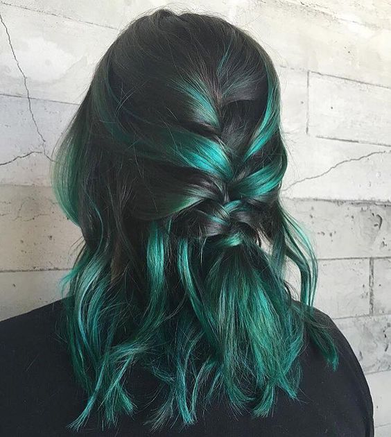 Зелёные волосы - расслабленный стиль с косичкой