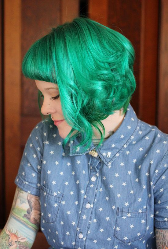 Зелёные волосы - кудрявое боб-каре с короткой чёлкой