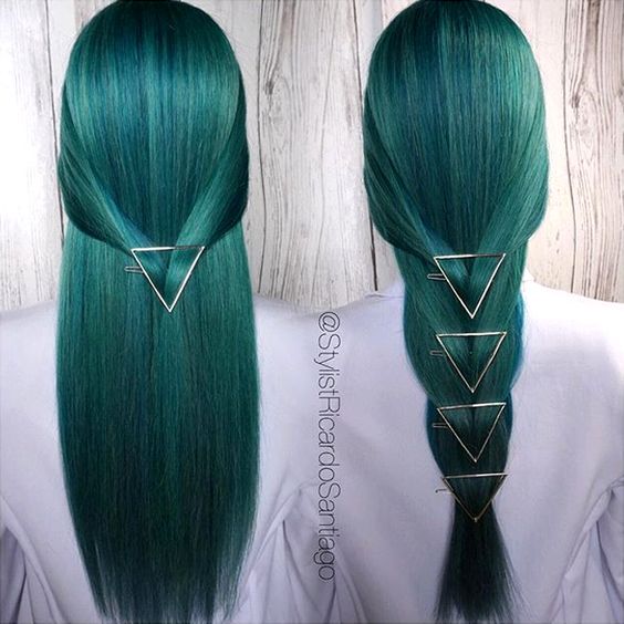 Зелёные волосы - тёмно-изумрудный оттенок длинной стрижки