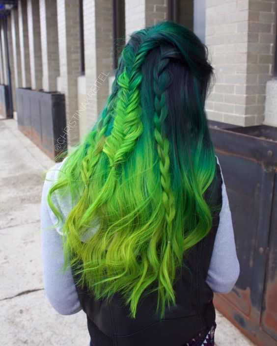 Зелёные волосы - длинные с косичками и салатовым оттенком