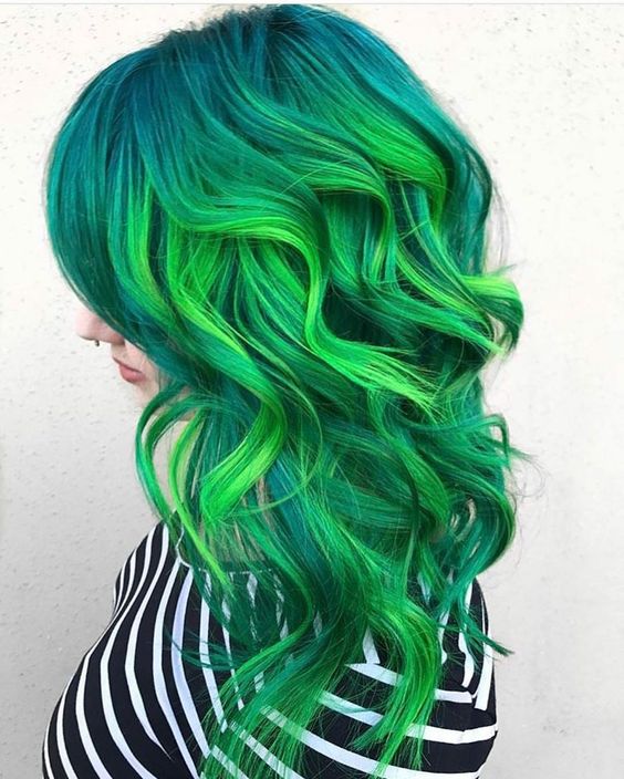 Зелёные волосы - салатово-бирюзовые локоны средней длины 