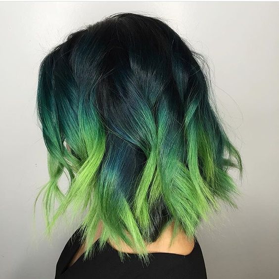 Зелёные волосы - стильный боб-каре с эффектом омбре с локонами