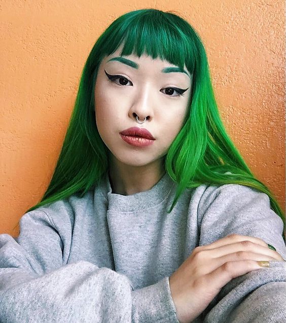 Зелёные волосы - длинные с короткой чёлкой