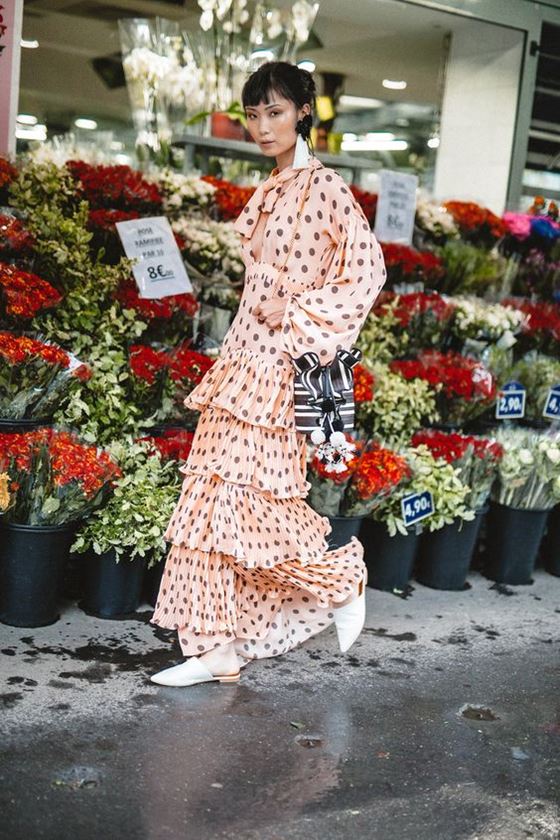 Платья в горошек весна-лето 2018 - персиковое многоярусное с длинными рукавами 