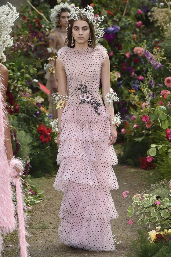 Платья в горошек весна-лето 2018 - длинное шифоновое розовое многоярусное
