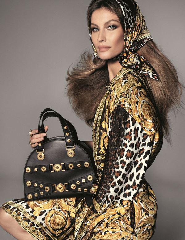 Рекламная кампания Versace весна-лето 2018 - Жизель Бюндхен с сумкой