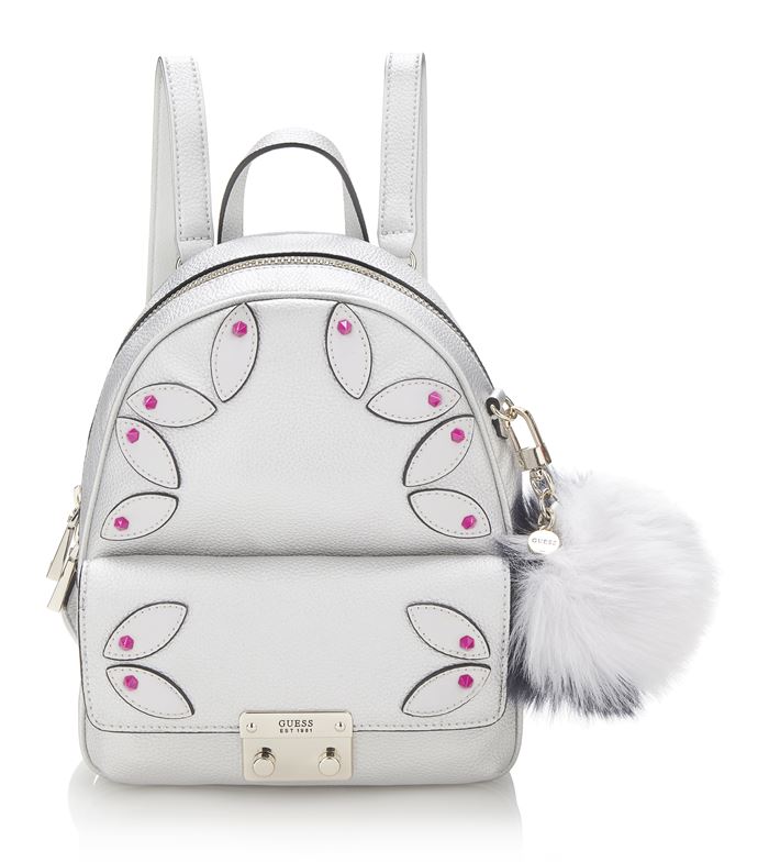 Коллекция сумок Guess весна-лето 2018 - маленький белый рюкзак с карманом и меховым помпоном