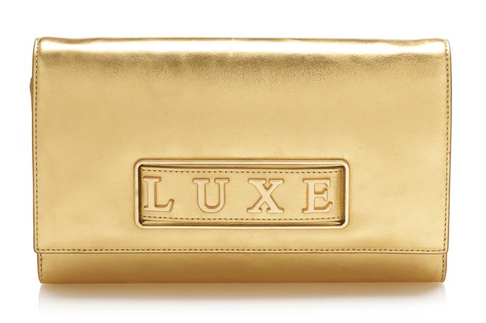 Сумки Guess Luxe весна-лето 2018 - золотой клатч из металлизированной кожи 