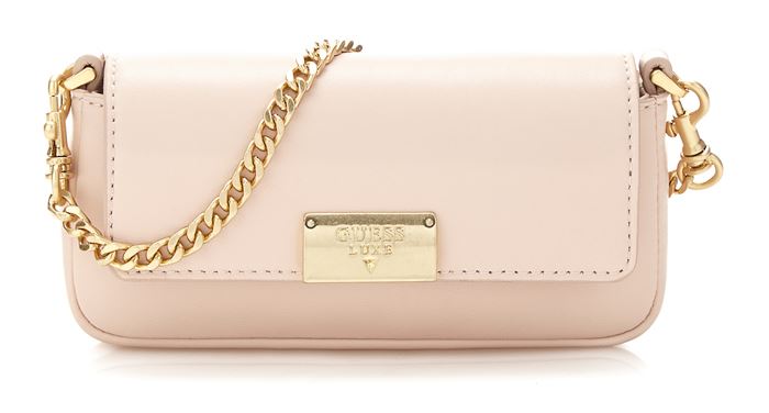 Сумки Guess Luxe весна-лето 2018 - кремово-розовая сумка клатч-багет на ручке-цепочке